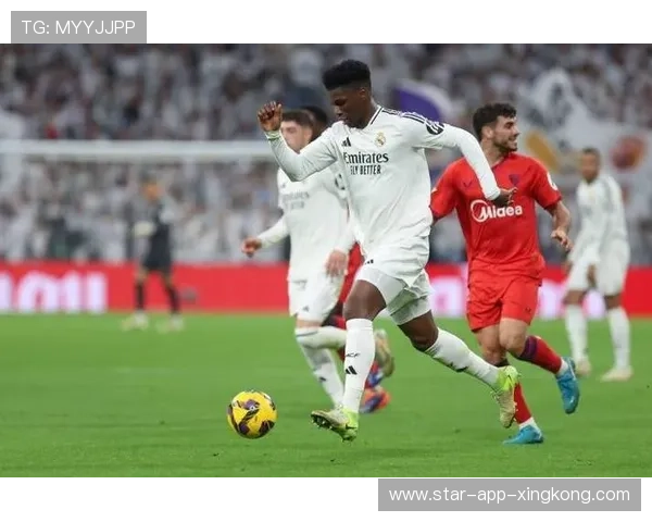 皇马通过中场三人与边路协作持续压制对手,节奏占优